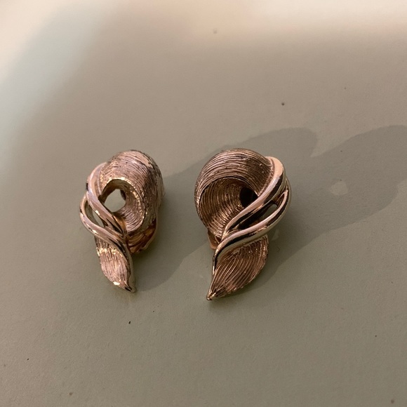 Avon earrings clip Ons 1”* - Picture 2 of 5